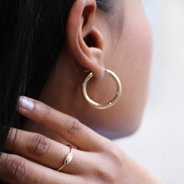 Pretty Hoop Earrings 3mm - Yellow or White Gold - Image 2
