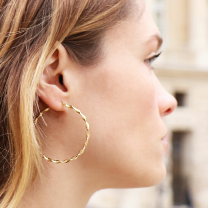 Bella Hoop Earrings 2.5mm - Diameter 70mm in Yellow Gold - Image 2